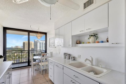 Condo in Riviera Beach, Florida, 2 bedrooms № 2332408 - photo 14