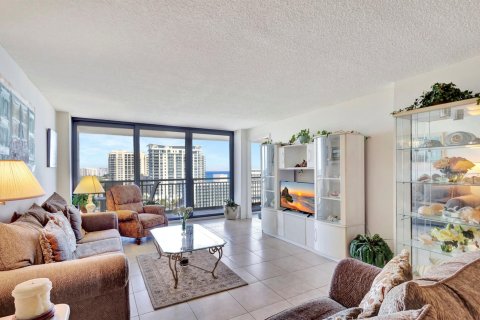 Condo in Riviera Beach, Florida, 2 bedrooms № 2332408 - photo 2