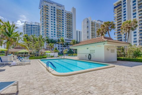 Condo in Riviera Beach, Florida, 2 bedrooms № 2332408 - photo 12