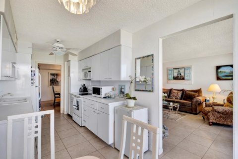 Condo in Riviera Beach, Florida, 2 bedrooms № 2332408 - photo 22