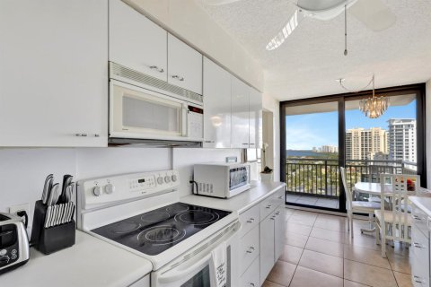 Condo in Riviera Beach, Florida, 2 bedrooms № 2332408 - photo 13