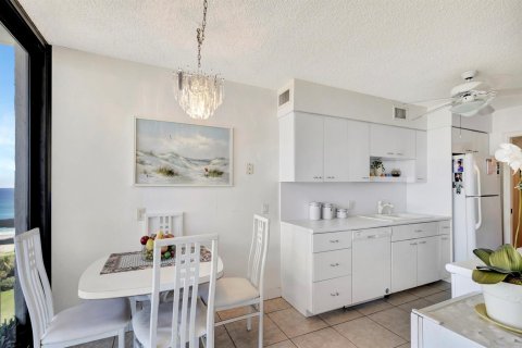 Condo in Riviera Beach, Florida, 2 bedrooms № 2332408 - photo 17