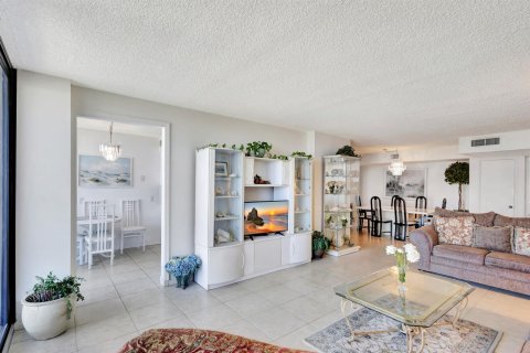 Condo in Riviera Beach, Florida, 2 bedrooms № 2332408 - photo 11