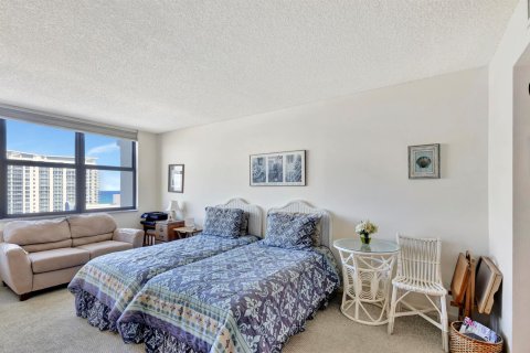 Condo in Riviera Beach, Florida, 2 bedrooms № 2332408 - photo 23