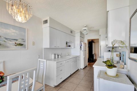 Condo in Riviera Beach, Florida, 2 bedrooms № 2332408 - photo 19