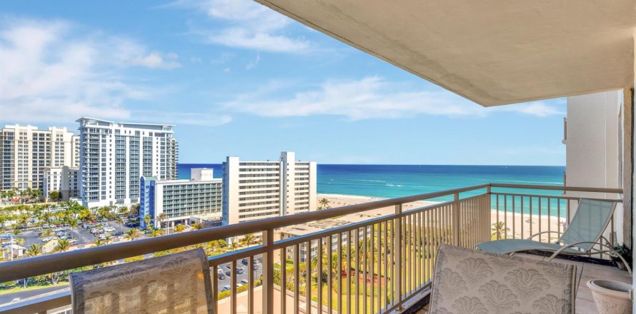 Condo in Riviera Beach, Florida, 2 bedrooms № 2332408