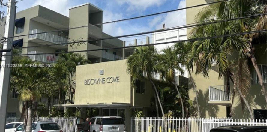 Condominio en Miami, Florida, 1 dormitorio  № 2082862
