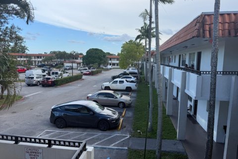 Condo in Margate, Florida, 2 bedrooms № 2254044 - photo 15