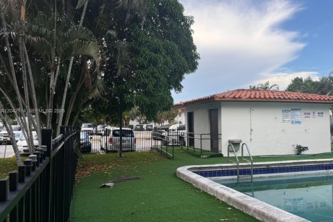 Condo in Margate, Florida, 2 bedrooms № 2254044 - photo 12