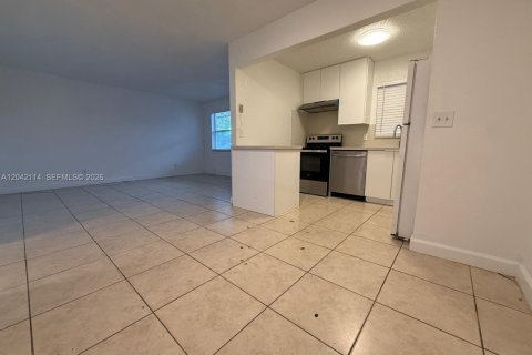 Condo in Margate, Florida, 2 bedrooms № 2254044 - photo 2