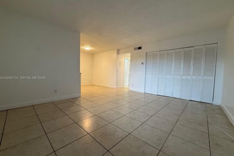 Condo in Margate, Florida, 2 bedrooms № 2254044 - photo 10