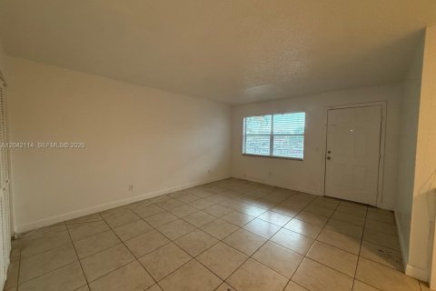 Condo in Margate, Florida, 2 bedrooms № 2254044 - photo 11