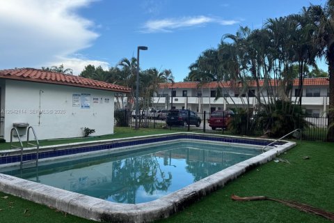 Condo in Margate, Florida, 2 bedrooms № 2254044 - photo 5
