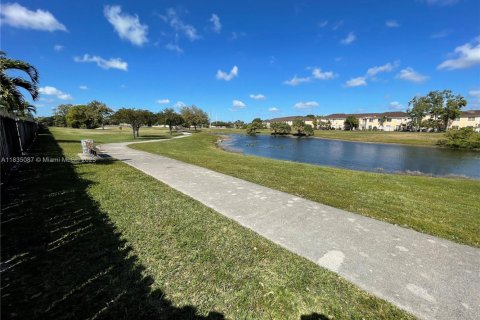 Townhouse in Hialeah, Florida 3 bedrooms, 128.86 sq.m. № 1818092 - photo 25
