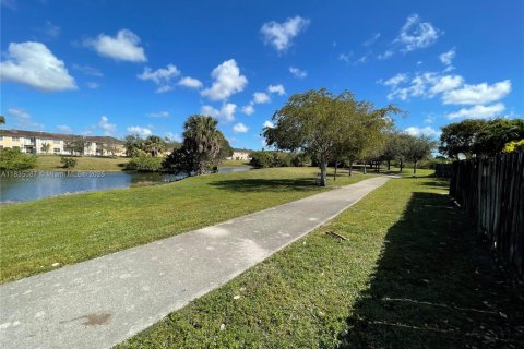 Townhouse in Hialeah, Florida 3 bedrooms, 128.86 sq.m. № 1818092 - photo 27