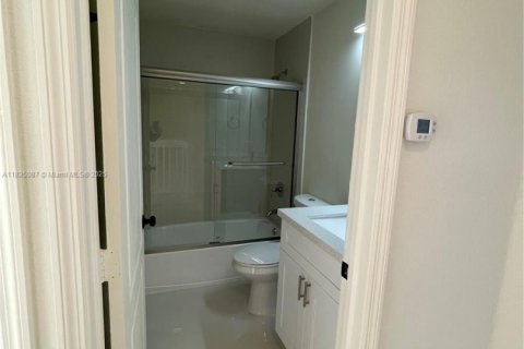 Townhouse in Hialeah, Florida 3 bedrooms, 128.86 sq.m. № 1818092 - photo 13