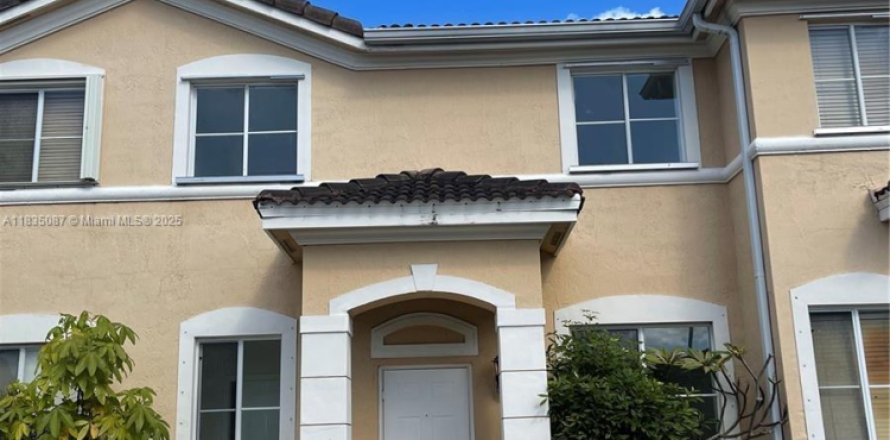 Townhouse in Hialeah, Florida 3 bedrooms, 128.86 sq.m. № 1818092