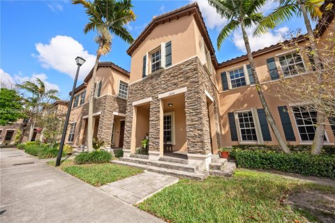 Adosado en venta en Miami, Florida, 4 dormitorios, 174.28 m2 № 1985724 - foto 1