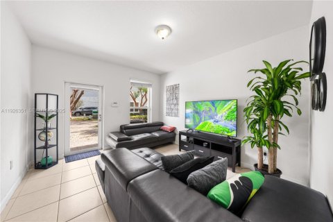 Adosado en venta en Miami, Florida, 4 dormitorios, 174.28 m2 № 1985724 - foto 7