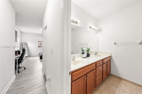 Adosado en venta en Miami, Florida, 4 dormitorios, 174.28 m2 № 1985724 - foto 17