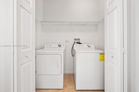 Adosado en venta en Miami, Florida, 4 dormitorios, 174.28 m2 № 1985724 - foto 24