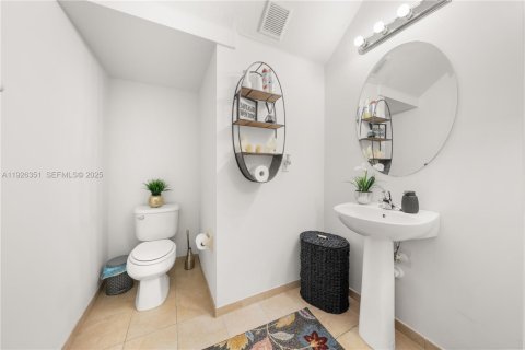 Adosado en venta en Miami, Florida, 4 dormitorios, 174.28 m2 № 1985724 - foto 12