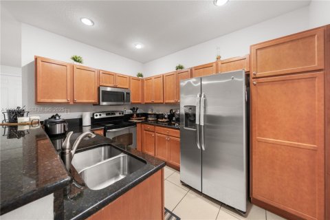 Adosado en venta en Miami, Florida, 4 dormitorios, 174.28 m2 № 1985724 - foto 10