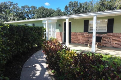 House in Tampa, Florida 4 bedrooms, 179.58 sq.m. № 1911160 - photo 1