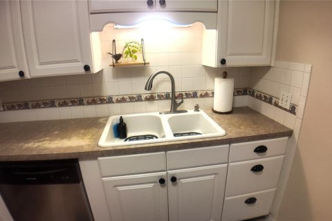 House in Tampa, Florida 4 bedrooms, 179.58 sq.m. № 1911160 - photo 10