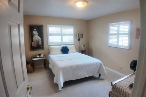 House in Tampa, Florida 4 bedrooms, 179.58 sq.m. № 1911160 - photo 15