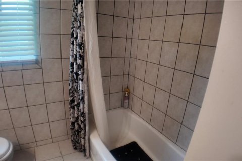 House in Tampa, Florida 4 bedrooms, 179.58 sq.m. № 1911160 - photo 17