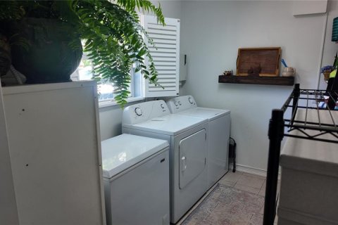 House in Tampa, Florida 4 bedrooms, 179.58 sq.m. № 1911160 - photo 20