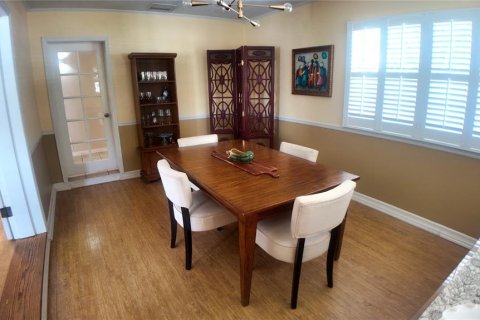 House in Tampa, Florida 4 bedrooms, 179.58 sq.m. № 1911160 - photo 12