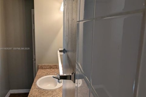 Condo in Pembroke Pines, Florida, 1 bedroom  № 1983862 - photo 4