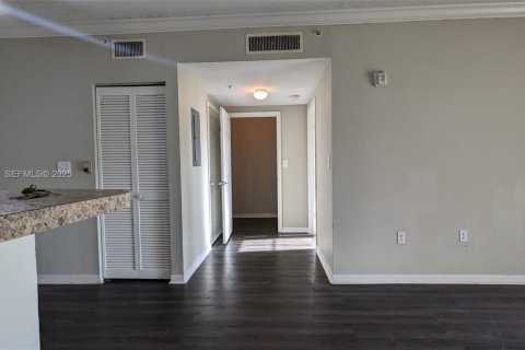 Condo in Pembroke Pines, Florida, 1 bedroom  № 1983862 - photo 8