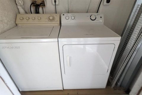 Condo in Pembroke Pines, Florida, 1 bedroom  № 1983862 - photo 28