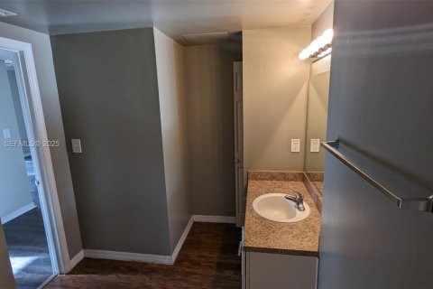 Condo in Pembroke Pines, Florida, 1 bedroom  № 1983862 - photo 3