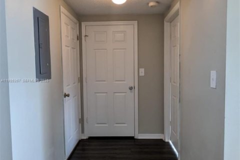 Condo in Pembroke Pines, Florida, 1 bedroom  № 1983862 - photo 7