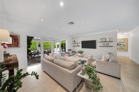 House in Miami, Florida 4 bedrooms, 152.73 sq.m. № 1941141 - photo 9