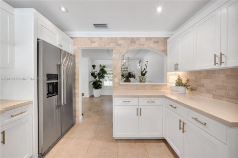 House in Miami, Florida 4 bedrooms, 152.73 sq.m. № 1941141 - photo 6