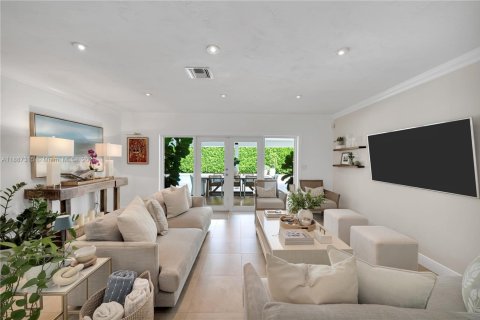 House in Miami, Florida 4 bedrooms, 152.73 sq.m. № 1941141 - photo 14