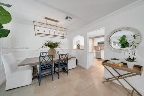 House in Miami, Florida 4 bedrooms, 152.73 sq.m. № 1941141 - photo 8