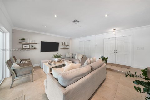 House in Miami, Florida 4 bedrooms, 152.73 sq.m. № 1941141 - photo 12