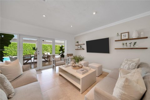 House in Miami, Florida 4 bedrooms, 152.73 sq.m. № 1941141 - photo 10