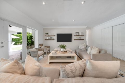 House in Miami, Florida 4 bedrooms, 152.73 sq.m. № 1941141 - photo 11