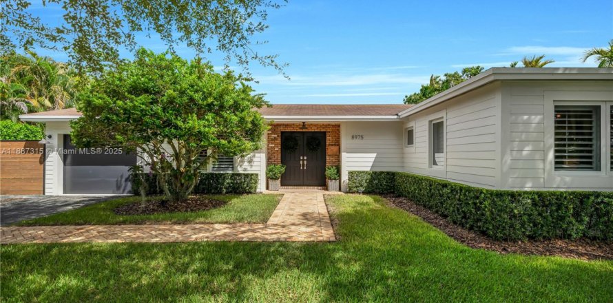 House in Miami, Florida 4 bedrooms, 152.73 sq.m. № 1941141