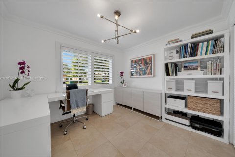 House in Miami, Florida 4 bedrooms, 152.73 sq.m. № 1941141 - photo 23