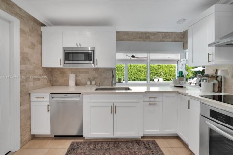 House in Miami, Florida 4 bedrooms, 152.73 sq.m. № 1941141 - photo 4