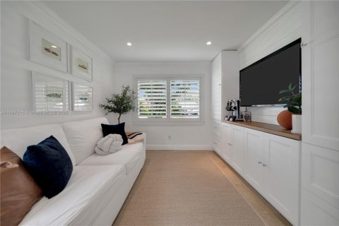 House in Miami, Florida 4 bedrooms, 152.73 sq.m. № 1941141 - photo 24