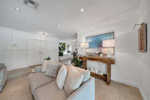 House in Miami, Florida 4 bedrooms, 152.73 sq.m. № 1941141 - photo 13